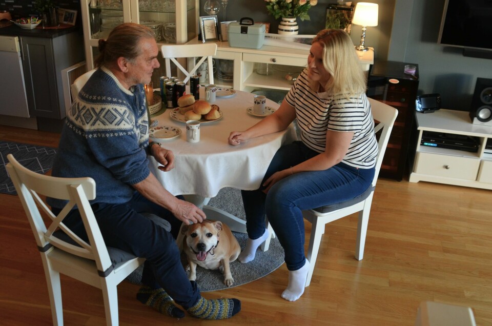 – Mange legger inn mye frivillig innsats på ukjente hunder som er på rømmen. Det skal vi være glade for, sier hundeinstruktør og atferdskonsulent Espen Gudim på besøk hos Hege og Diva. – Mange legger inn mye frivillig innsats på ukjente hunder som er på rømmen. Det skal vi være glade for, sier hundeinstruktør og atferdskonsulent Espen Gudim på besøk hos Hege og Diva.