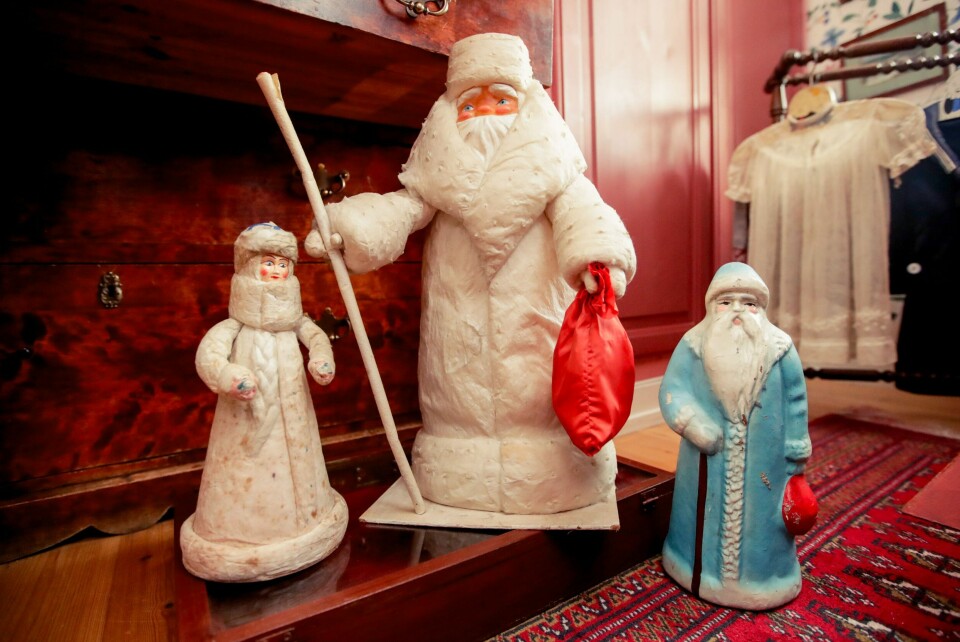 Den kristne Sankt Nikolas ble i Sovjetunionen erstattet med Fader Frost, her i en hvit og en blå versjon. Han figurerte ofte sammen med barnebarnet sitt Snepiken (t.v.). Den kristne Sankt Nikolas ble i Sovjetunionen erstattet med Fader Frost, her i en hvit og en blå versjon. Han figurerte ofte sammen med barnebarnet sitt Snepiken (t.v.).