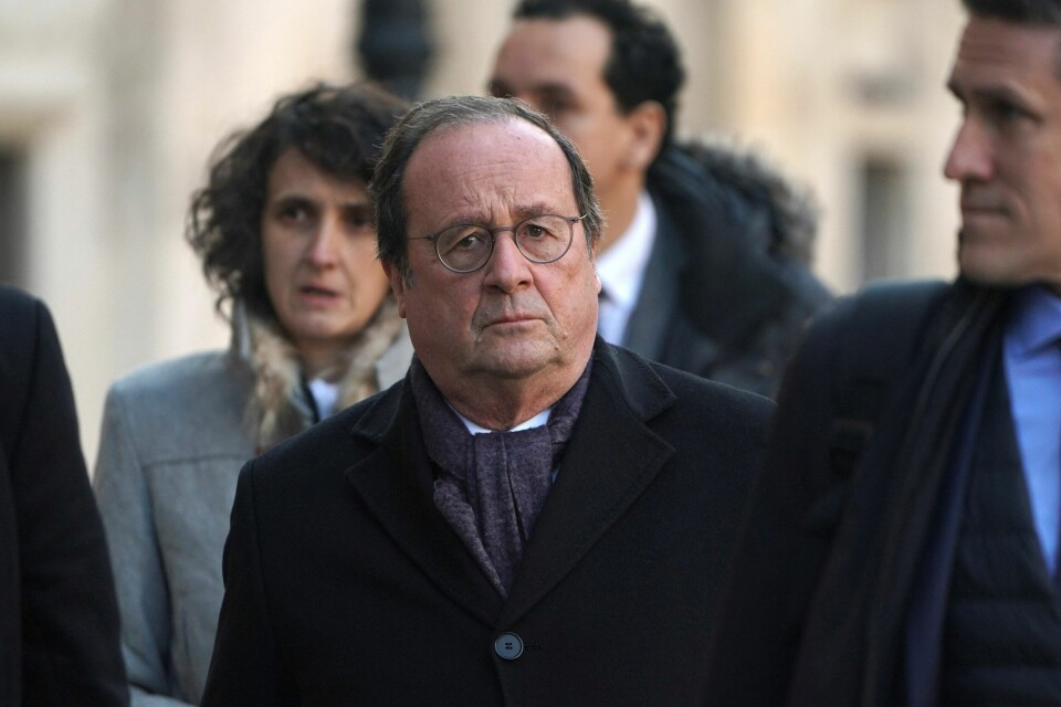 Frankrikes tidligere president, Francois Hollande, har kritisert Macrons forsvar av Depardieu. Frankrikes tidligere president, Francois Hollande, har kritisert Macrons forsvar av Depardieu.