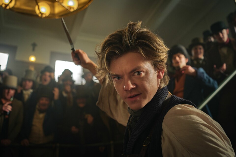 Hovedrollen som Artful Dogder i den nye Disney-serien har Thomas Brodie-Sangster, for mange fortsatt gjenkjennelig fra rollen han hadde i «Love Actually» for 20 år siden. Hovedrollen som Artful Dogder i den nye Disney-serien har Thomas Brodie, for mange fortsatt gjenkjennelig fra rollen han hadde i «Love Actually» for 20 år siden.