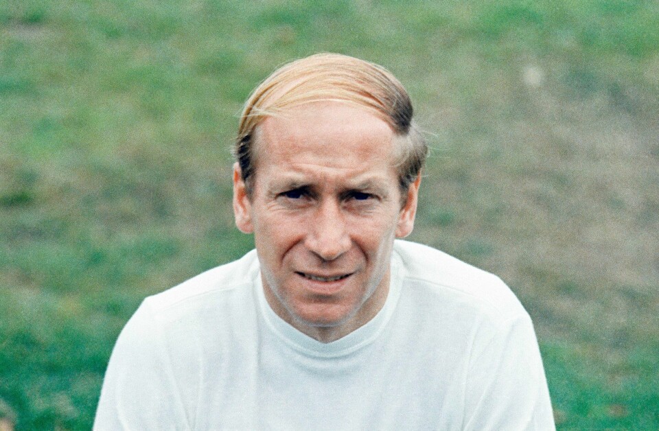 En kjøper måtte ut med 45.000 pund for å sikre seg drakten til Bobby Charlton fra VM-semifinalen i 1966. En kjøper måtte ut med 45.000 pund for å sikre seg drakten til Bobby Charlton fra VM-semifinalen i 1966. Foto: AP / NTB