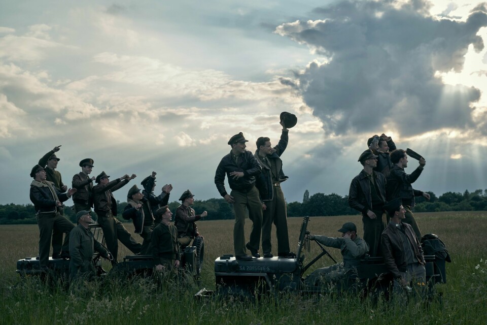 26. januar kommer miniserien «Masters Of The Air» på Apple TV+, den tredje i serien fra Steven Spielberg og Tom Hanks om amerikanske soldaters erfaringer i kampen mot Hitler og nazistene i 1944-45. Serien er basert på flygernes egne beretninger. 26. januar kommer miniserien «Masters Of The Air» på Apple TV+, den tredje i serien fra Steven Spielberg og Tom Hanks om amerikanske soldaters erfaringer i kampen mot Hitler og nazistene i 1944-45. Serien er basert på flygernes egne beretninger.