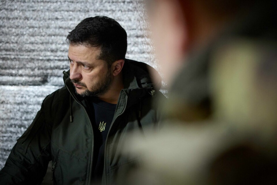 Volodymyr Zelenskyj og Ukraina kjemper for å beholde vestlig støtte mot Russland, som startet sin fullskala invasjon av nabolandet i februar 2022. This handout photograph taken and released by Ukrainian Presidential Press Service on December 29, 2023, shows Ukrainian President Volodymyr Zelensky during a visit of the advanced checkpoint of the 110th Separate Mechanized Brigade named after late Ukrainian General-Corporal Marko Bezruchko in the town of Avdiivka, Donetsk region, amid the Russian invasion of Ukraine. (Photo by Handout / UKRAINIAN PRESIDENTIAL PRESS SERVICE / AFP) / RESTRICTED TO EDITORIAL USE - MANDATORY CREDIT 'AFP PHOTO / UKRAINIAN PRESIDENTIAL PRESS SERVICE ' - NO MARKETING NO ADVERTISING CAMPAIGNS - DISTRIBUTED AS A SERVICE TO CLIENTS