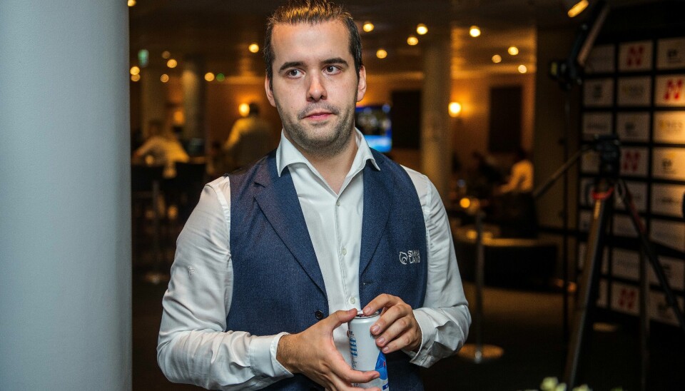 Jan Nepomnjasjtsjij vekker oppsikt i lynsjakk-VM. F Jan Nepomnjasjtsjij vant med svarte brikker mot Alireza Firouzja og beholdt ledelsen sin i kandidatturneringen. Foto: Carina Johansen / NTB