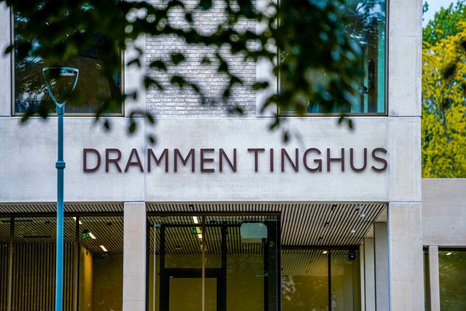 I tingretten i Drammen i midten av desember erkjente 34-åringen at han stakk politimannen, men han mener han var psykotisk og at han ikke forsøkte å drepe politimannen. Retten var ikke enig. (LØRDAG) Foto: Lise Åserud / NTB