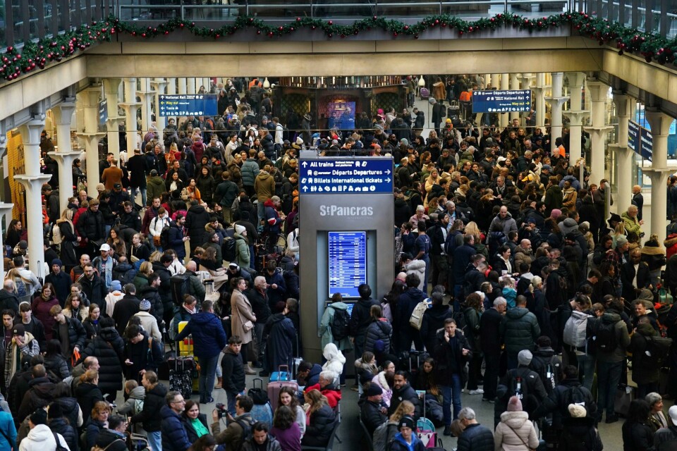Passasjerer venter på St. Pancras-stasjonen i London lørdag. Høyhastighetstogene kan ikke kjøre mellom London og det europeiske kontinentet på grunn av oversvømmelser i tunnelene under Themsen. Passasjerer venter på St. Pancras-stasjonen i London lørdag. Høyhastighetstogene kan ikke kjøre mellom London og det europeiske kontinentet på grunn av oversvømmelser i tunnelene under Themsen. Foto: James Manning / PA via AP / NTB