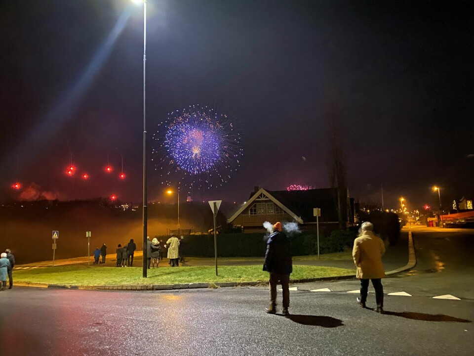 I Stavanger er det forbudt å sende opp fyrverkeri i tettbebygde strøk. Fra for eksempel Stokka kan du imidlertid felles fyrverkeri fra Byhaugen. Det er også fyrverkeri å se fra åtte andre utskytingssteder. I Stavanger er det forbudt å sende opp fyrverkeri i tettbebygde strøk. Fra for eksempel Stokka kan du imidlertid felles fyrverkeri fra Byhaugen. Det er også utskyting åtte andre utskytingssteder.