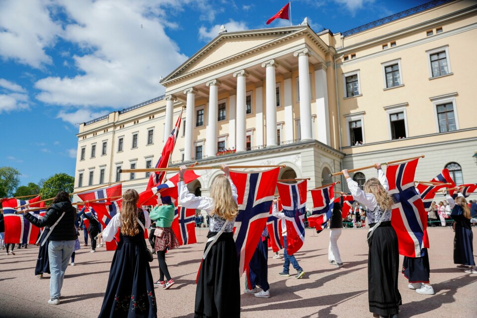 Barnetoget 17. mai går foran slottet på en fredag i 2024. Bildet viser 17. mai-tog ved Slottsplassen. Foto: Frederik Ringnes / NTB
