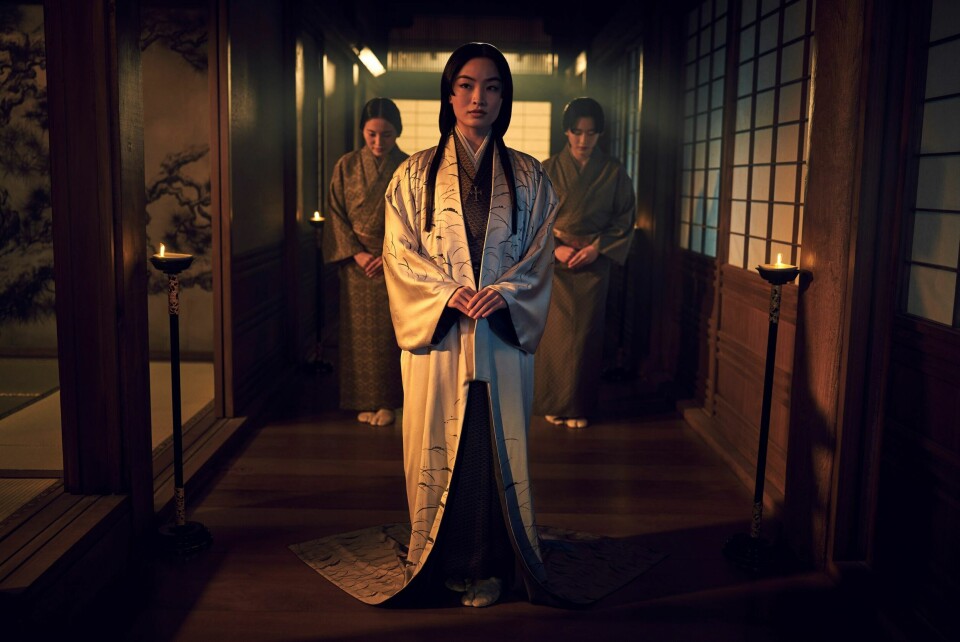 Anna Sawai spiller den engelsktalende og adelige Toda Mariko i serien om engelskmannen som havner som skipbrudden i en fremmed japansk kultur på 1600-tallet. Anna Sawai spiller den engelsktalende og adelige Toda Mariko i serien om engelskmannen som havner som skipbrudden i en fremmed japansk kultur på 1600-tallet.