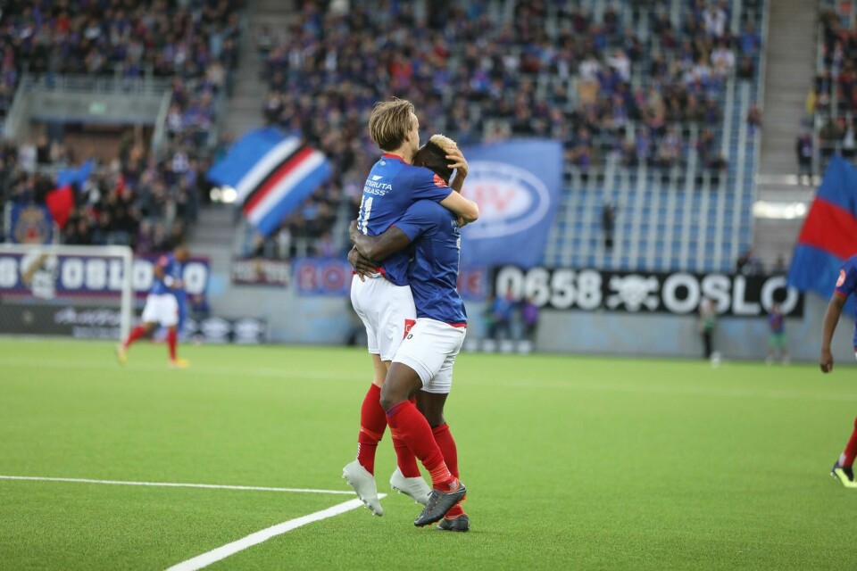 Sam Johnsen (t.h.) har nettopp scoret 1-0 for VIF mot Start på Intility stadion søndag Ørn Borgen/NTB Scanpix