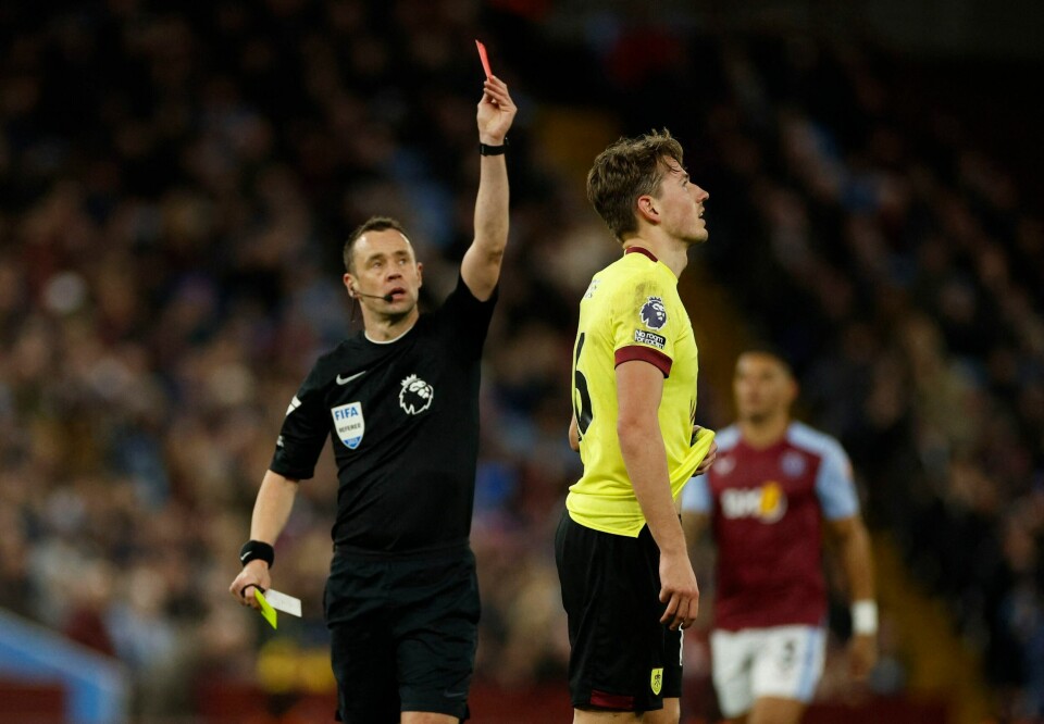 Sander Berge ble utvist for første gang i sin karriere etter to gule kort i Burnleys tap borte mot Aston Villa. Sander Berge ble utvist for første gang i sin karriere etter to gule kort i Burnleys tap borte mot Aston Villa.
