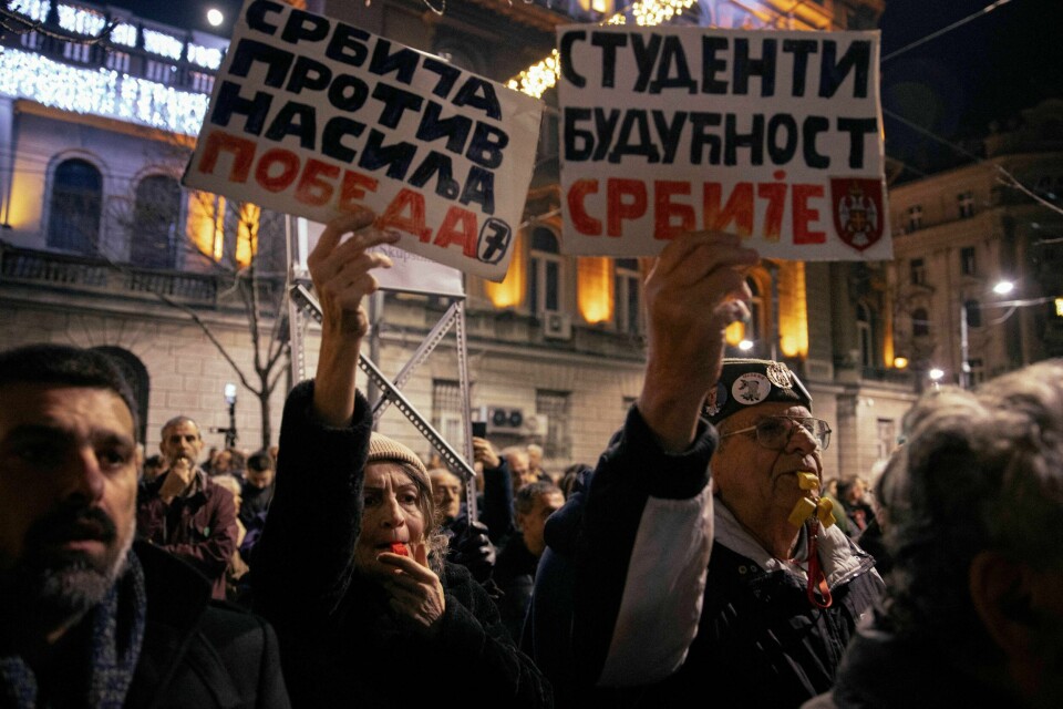 Serbere som støtter opposisjonen protesterer mot valgresultatene i Beograd 26. desember. På skiltene står det «Serbia Mot Vold, Seier» (H) og «Studenter (er) framtiden til Serbia». Serbere som støtter opposisjonen protesterer mot valgresultatene i Beograd 26. desember. På skiltene står det 'Serbia Mot Vold, Seier' (H) og 'Studenter (er) framtiden til Serbia'.