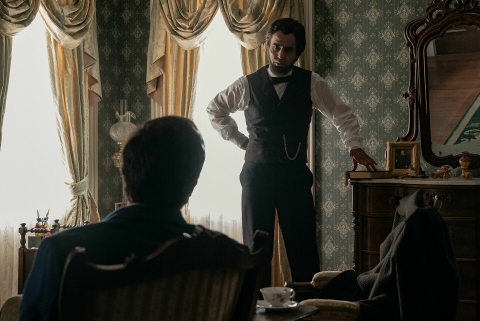 President Abraham Lincoln (Hamish LInklater) i «Manhunt». Serien om attentatet er en god historisk leksjon om den politiske situasjonen i USA etter borgerkrigen. Serien starter på Apple TV+ 15. mars. President Abraham Lincoln (Hamish LInklater) i «Manhunt». Serien om attentatet er en god historisk leksjon om den politiske situasjonen i USA etter borgerkrigen. Serien starter på Apple TV+ 15. mars.
