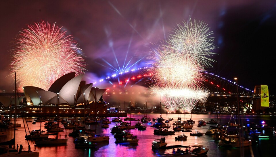 Storslagent fyrverkeri ved havnen i Sydney i Australia søndag kveld. Storslagent fyrverkeri ved havnen i Sydney i Australia søndag kveld. Foto: Dan Himbrechts / AP / NTB
