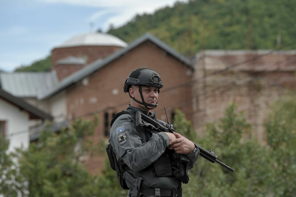 Et medlem av Kosovos spesialenhet står vakt i området nord i Kosovo etter serbisk milita angrep politiet i regionen, og en politimann ble drep. Et medlem av Kosovos spesialenhet står vakt i området nord i Kosovo etter serbisk milita angrep politiet i regionen, og en politimann ble drep.