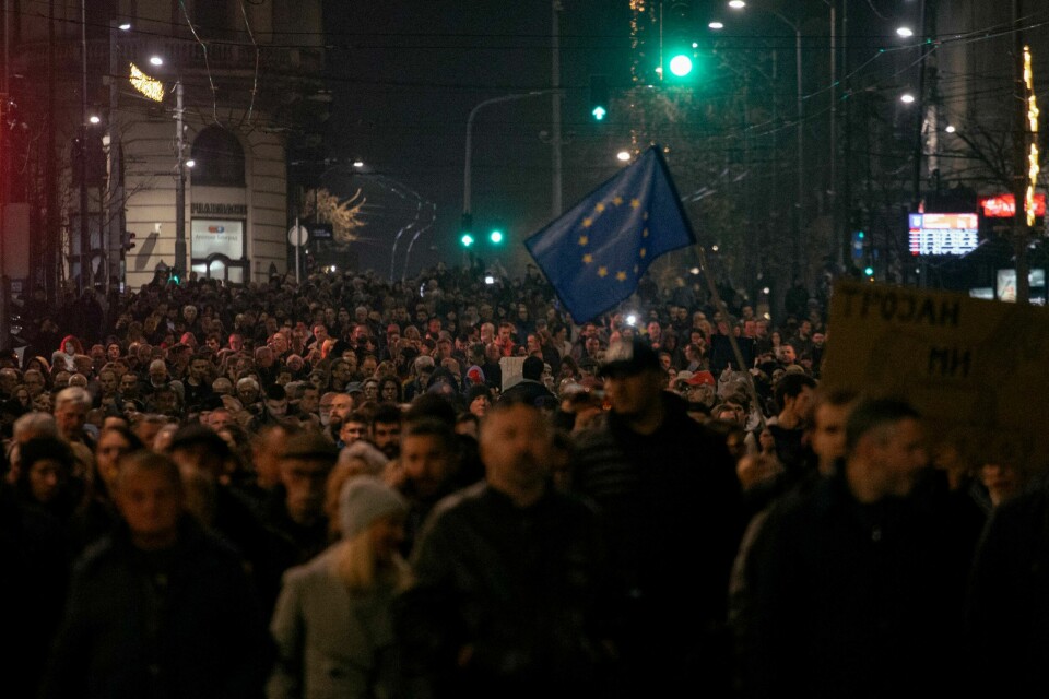 Demonstranter har fylt gatene i Beograd siden 18. desember. Protestanter har fylt gatene i Beograd siden 18. desember.