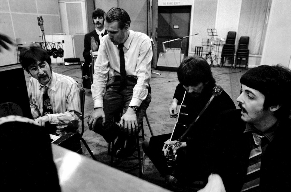 The Beatles i studio med produsenten George Martin. Teknikeren Geoff Emerick var sannsynligvis i kontrollrommet, og som vanlig ikke synlig.