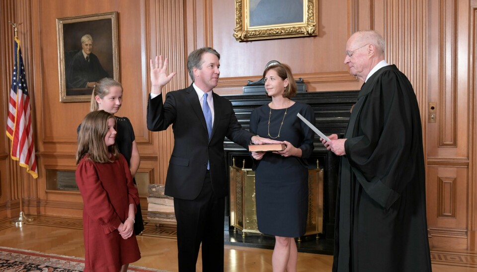Brett Kavanaugh ble tatt i ed av den pensjonerte dommeren Anthony Kennedy. Ved sin side hadde han sin kone og sine døtre.