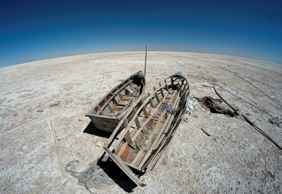 Båter ligger igjen i innsjøen Poopo i Bolivia som har tørket helt inn takket være klimaendringer. FOTO: DAVID MERCADO/NTB SCANPIX