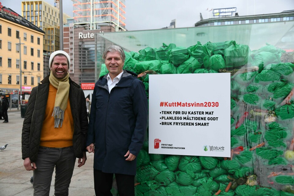 Gårdbruker Anstein Fredberg og Miljø- og klimaminister Ola Elvestuen (V) oppfordrer nordmenn til å bli flinkere til å unngå matsvinn.