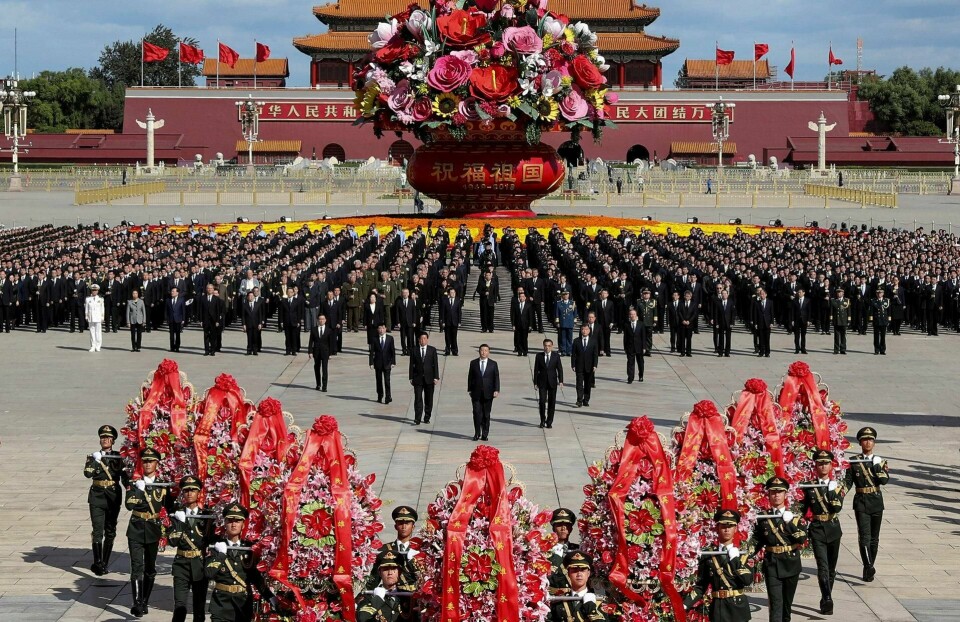 HYLLES: I mars vedtok nasjonalforsam lingen en grunnlovsendring som gjør det mulig for Xi Jinping å sitte som president på livstid. Det lover ikke godt, skriver Torbjørn Færøvik. 30. september markerte Kinas lederskap, Xi i sentrum, Kinas martyrdag, en minnedag for alle som har falt i krig mot andre land. FOTO: HUANG JINGWEN/NTB SCANPIX