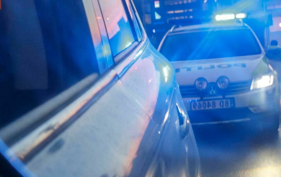 SKI 20161213.
Politiet i arbeid. En politibil med blålys sees i sidespeilet på en bil i fart. NB! Modellklarert til redaksjonell bruk.
Foto: Heiko Junge / NTB scanpix SKI 20161213.
Politiet i arbeid. En politibil med blålys sees i sidespeilet på en bil i fart. NB! Modellklarert til redaksjonell bruk.
Foto: Heiko Junge / NTB scanpix