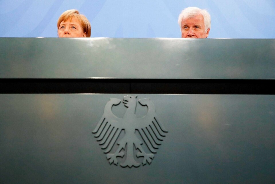 Uenige: Tysklands kansler Angela Merkel og innenriksminister Horst Seehofer har vært i åpen konflikt over asylpolitikken de siste månedene. I morgen står Seehofer for en avgjørende prøve når den sørtyske delstaten Bayern går til valg. Regjeringspartiet CSU har styrt delstaten siden 1957, men går nå mot et gedigent fall. FOTO: ODD ANDERSEN/NTB SCANPIX