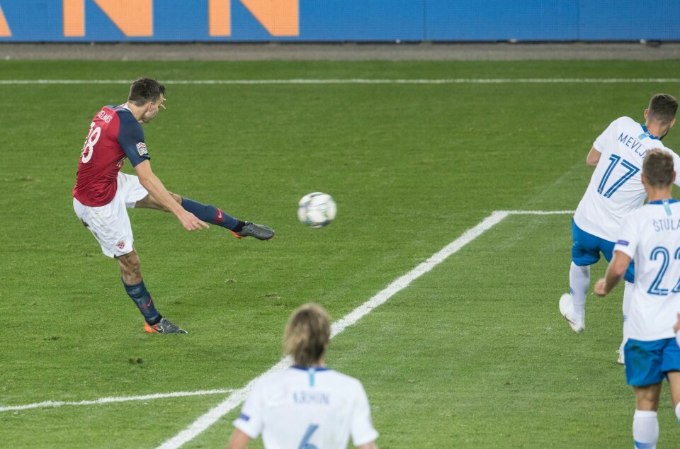 Ole Selnæs fyrer av i akkurat rett øyeblikk slik at ballen fyker rett i mål fra 17 meter. Oslo 20181013.Ole Kristian Selnæs scorer 1-0 målet under kampen mot Slovenia.Foto: Vidar Ruud / NTB scanpix