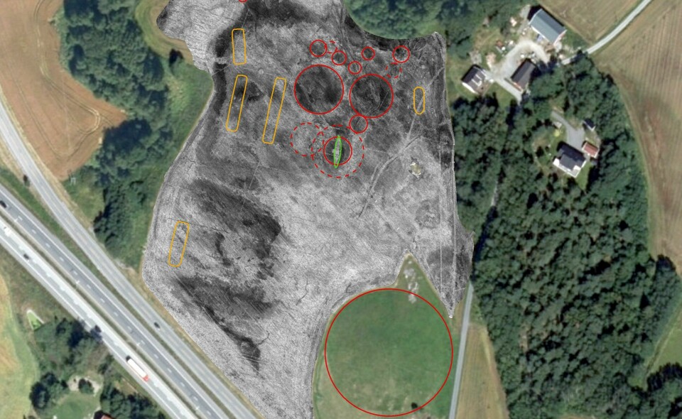 FUNNET: Oversiktsbilde over Jellestad i Halden, der det nå er funnet et vikingskip (markert med grønt omriss midt i bildet). Litt lenger ned ligger den store gravhaugen Jellshaugen (markert med stor rød ring). FUNNET: Oversiktsbilde over Jellestad i Halden, der det nå er funnet et vikingskip (markert med grønt omriss midt i bildet). Litt lenger ned ligger den store gravhaugen Jellshaugen (markert med stor rød ring).