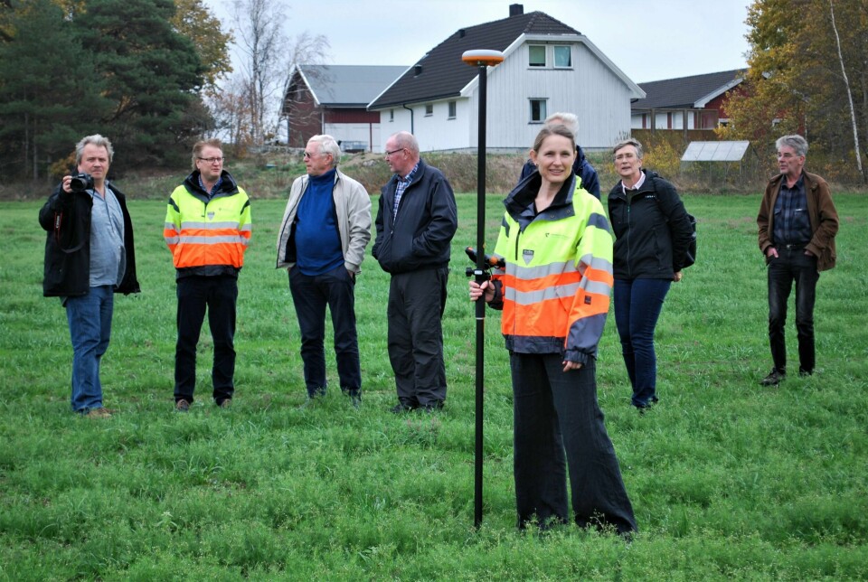 BEGIVENHETENES SENTRUM: Arkeolog Sigrid Gundersen fra Østfold fylkeskommune markerer hvor vikingskipet som er funnet ved Jellhaugen i Halden befinner seg, rundt en halvmeter under bakken. I bakgrunnen, fylkeskonservator Morten Hanisch (nr. 2 fra venstre).