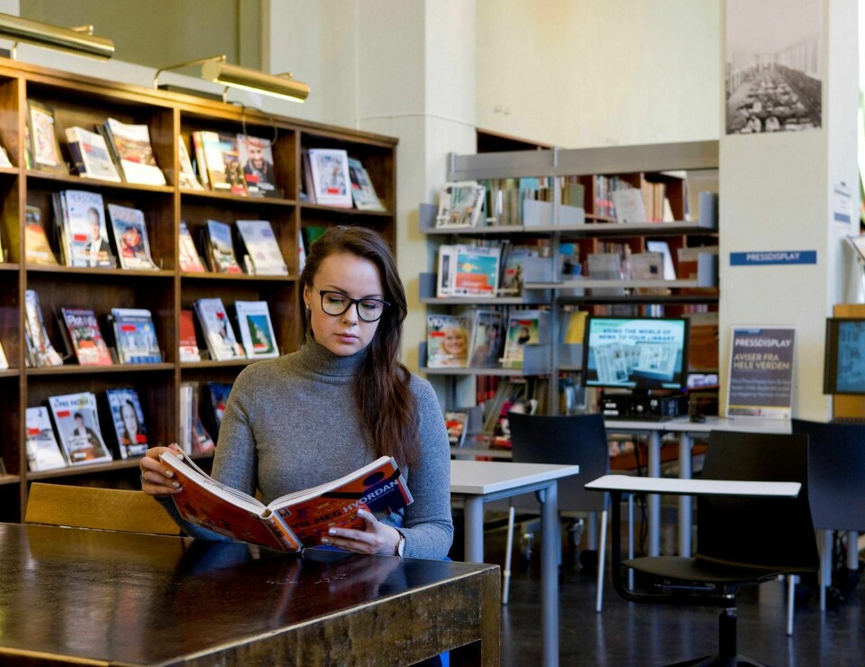 ENSOMT STUDIELIV: Nesten en av tre studenter føler seg ensomme. I Oslo er studentene lite tilfreds med boligtilbudet og studentmiljøet, viser en undersøkelse.