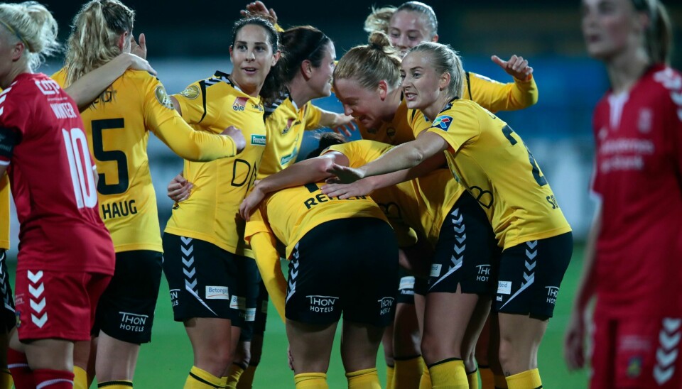 Lillestrøm-jentene jubler etter Guro Reitens scoring onsdag.