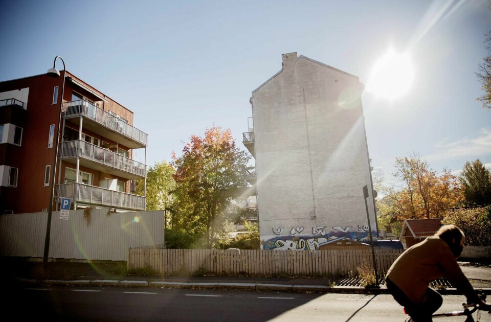 Strømsveien: Her, på hjørnet av Strømsveien og Opplandgata, sto den gamle trehusvillaen. Etter år med krangling gikk kommunen til slutt med på å rive, da bevaringssaken var ansett som tapt – huset var kondemnabelt. Nå ønsker eier Hans Martin Skoglund også å rive murgården på samme adresse.