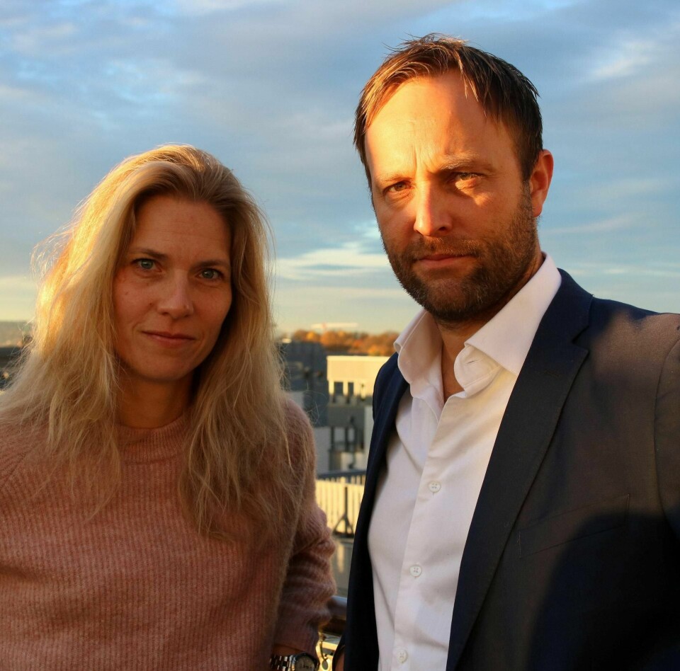 23. JULI: Statsminister Jens Stoltenberg besøker de pårørende og ofrene etter angrepet mot AUFs sommerleir på Utøya ved Sundvolden Hotel, sammen med daværende statssekretær Hans Kristian Amundsen. FOTO: KRISTOFFER ØVERLI ANDERSEN / NTB SCANPIXSKREV FERDIG: Karen Marie Berg har skrevet ferdig ektemannens bok, med hjelp av Sindre Beyer og Jens Stoltenberg. FOTO: HEIDI TAKSDAL SKJESETHROSETOG: Nora Utvik (5) på rådhusplassen for å vise medfølelse med de pårørende til de døde på Utøya og i Oslo Foto: FARTEIN RUDJORD