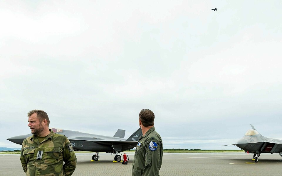 VIKTIG BIDRAG: De nye F35-flyene bidrar til at Norges rolle i NATO blir viktigere framover, skriver artikkelforfatteren. Her er stasjonssjef på Ørland, oberst Hans Ole Sandnes (t.v.) og oberstløytnant Leslie Hauck fra det amerikanske luftforsvaret. FOTO: NED ALLEY/NTB SCANPIX
