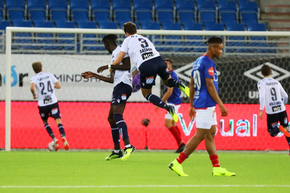 Kristiansund har scoret for andre gang og Chidera Ejuke skjønner ikke stort. Oslo 20181021.Kristiansunds Sander Aakvik Lille-Løvøn(t.v.) og Kristiansunds Christoffer Aasbak jubler for 0-2 under eliteseriekampen i fotball mellom VIF og Kristiansund på Intility Arena søndag kveld.Foto: Ørn Borgen / NTB scanpix