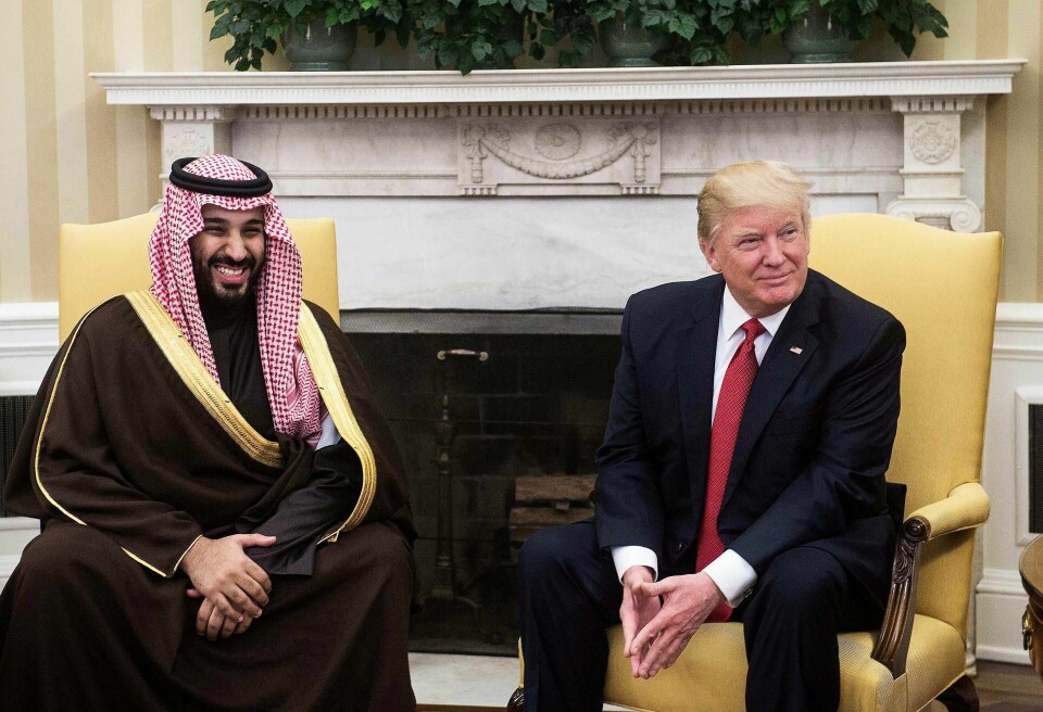ALLIERTE: Saudi-Arabias regjerende kronprins Muhammad bin Salman hos president Donald Trump i Det hvite hus i mars 2017. Saudi-Arabia er så viktig i Trumps Midtøsten-strategi at han har valgt å glatte over sprekkdannelsene, men de er der, skriver Sverre Lodgaard. FOTO: NICHOLAS KAMM/NTB SCANPIX