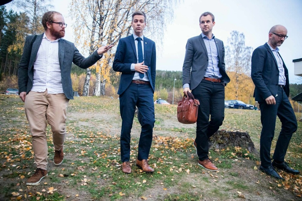 KrF-leder Knut Arild Hareide (t.v.) og nestleder Kjell Ingolf Ropstad på vei til det utvidede fylkesstyremøtet i Buskerud KrF mandag.