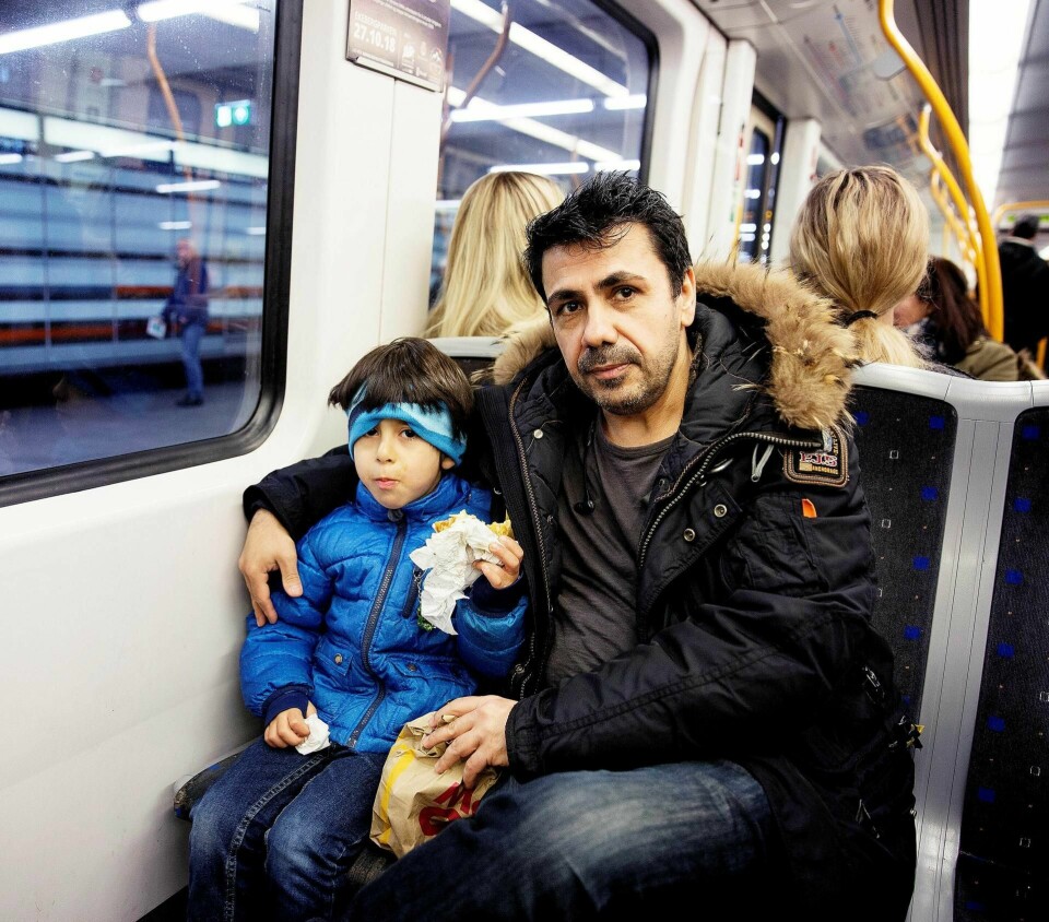 Karuan Mohammed har hentet sønnen Nadi (5) i barnehagen på Frogner og er på vei hjem til Risløkka. Mohammed har månedskort, men ikke Nadi. – Det blir for dyrt.