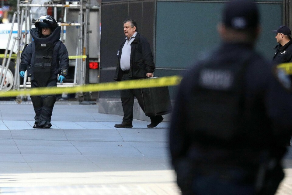 Bombegruppa i New York-politiet tilstede på utsiden av Time Warner-bygningen på Manhattan. New York-politiets antiterrorsjef mener eksplosivene som er sendt CNN, George Soros, Hillary Clinton og Barack Obama, sannsynligvis er sendt av samme person.