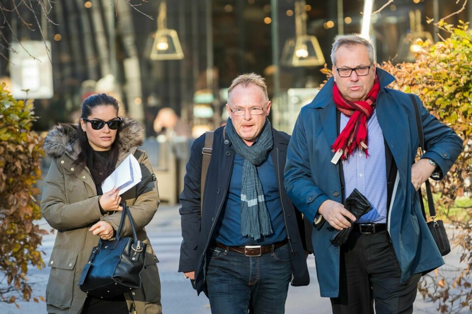 Per Sandberg, Bahareh Letnes og forlegger Arvid Juritzen (t.h) på vei til lanseringen av boken «Fremmede makter har flyttet inn» på Litteraturhuset i Oslo mandag.