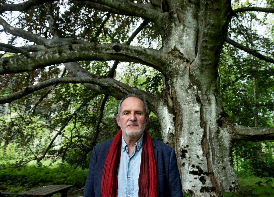 Jon Michelet foran blodbøka hjemme på Larkollen, sommeren 2015. FOTO: MIMSY MØLLER Jon Michelet foran blodbøka hjemme på Larkollen, sommeren 2015. FOTO: MIMSY MØLLER