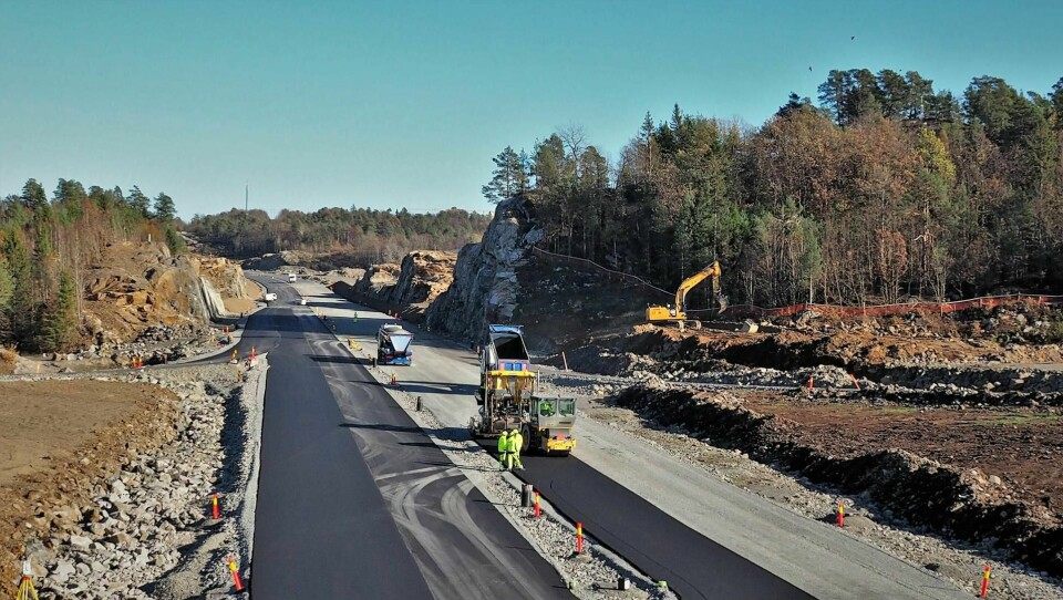 Her, på nye E18 mellom Tvedestrand og Arendal, skal biler kunne kjøre i 120 kilometer i timen, hvis det åpnes for det. Nye Veier AS bygger nemlig «framtidsrettede veier».