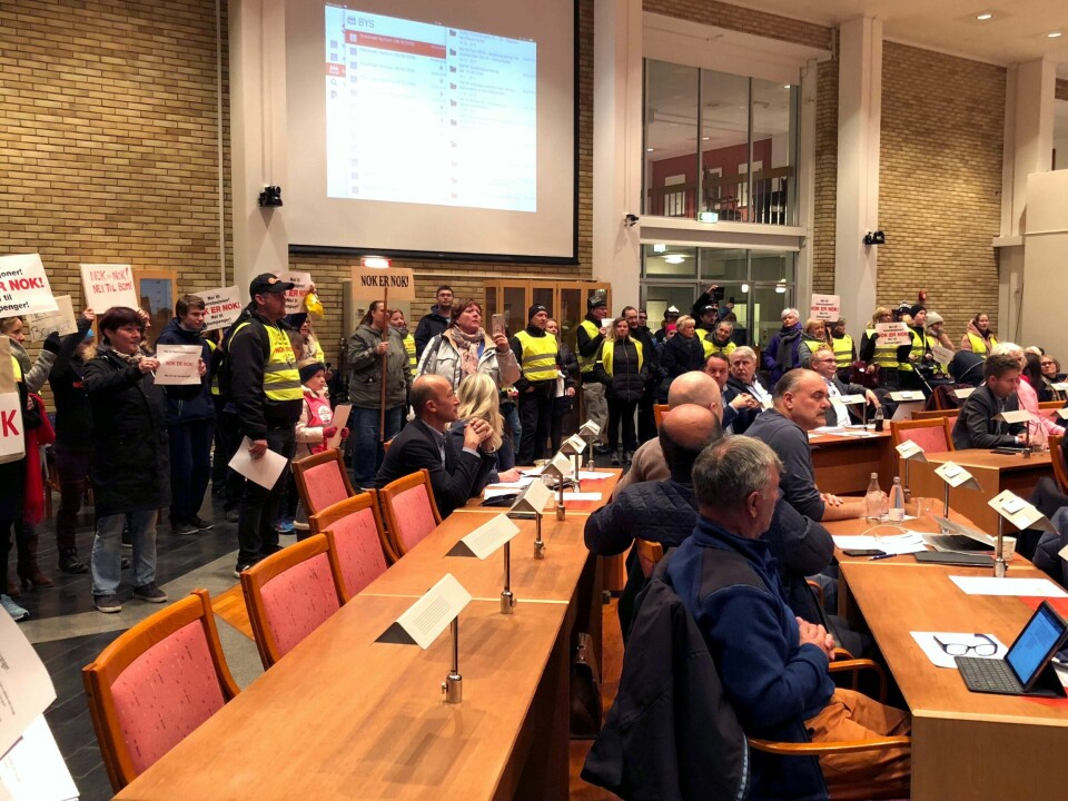Mannen som kuppet talerstolen under et bystyremøte i Stavanger i forrige uke, er ilagt en bot på 25.000 kroner.