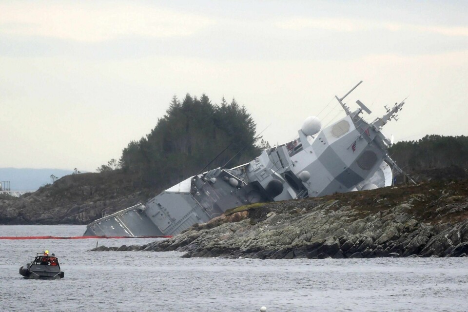 Fregatten KNM Helge Ingstad er torsdag ettermiddag boltet fast i grunnen for å unngå å synke ved Stureterminalen i Øygarden.