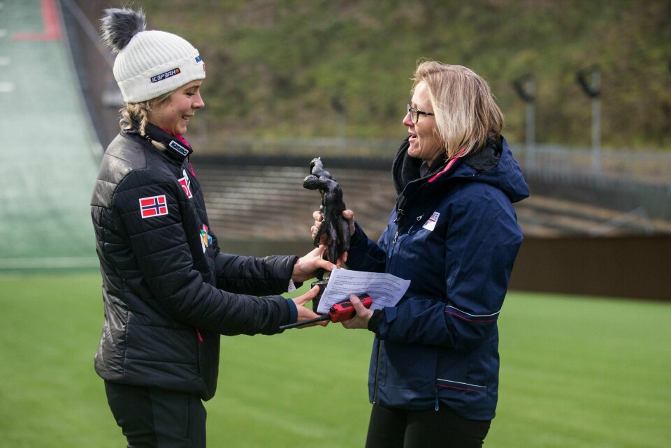 Maren Lundby ble tildelt Fearnleys olympiske ærespris i Midtstubakken lørdag. Hun fikk prisen av generalsekretær i Norges idrettsforbund Karen Kvalevåg.