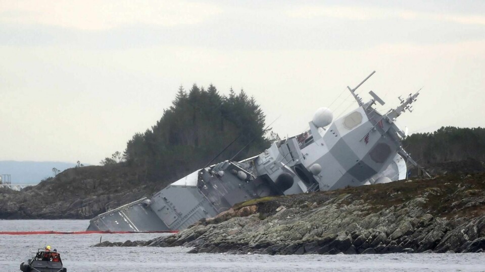 Fregatten KNM Helge Ingstad ligger med slagside i fjæra etter ulykken.
