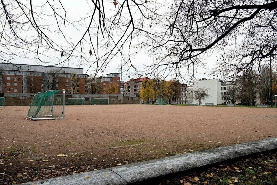 Stridens bane: Naboene vil ikke ha kunstgress på grusbanen på Klosterenga, men ingen av argumentene deres holder, mener Dagsavisens kommentator.