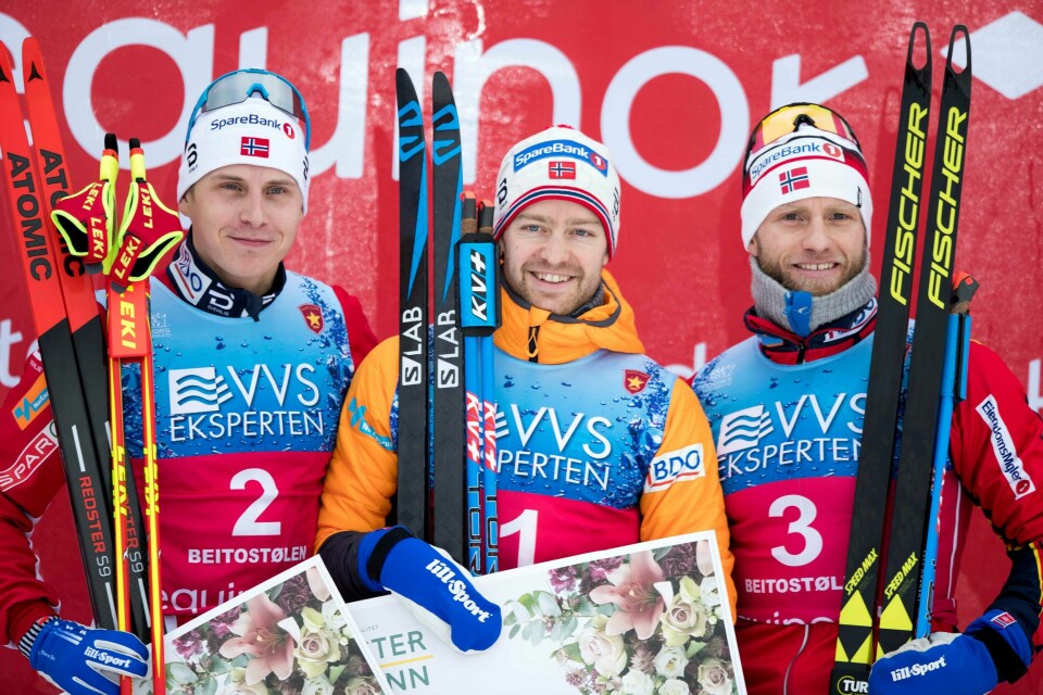 Vinneren Sjur Røtne med toeren Simen Hegstad Krüger (t.v.) og Martin Johnsrud Sundby.
