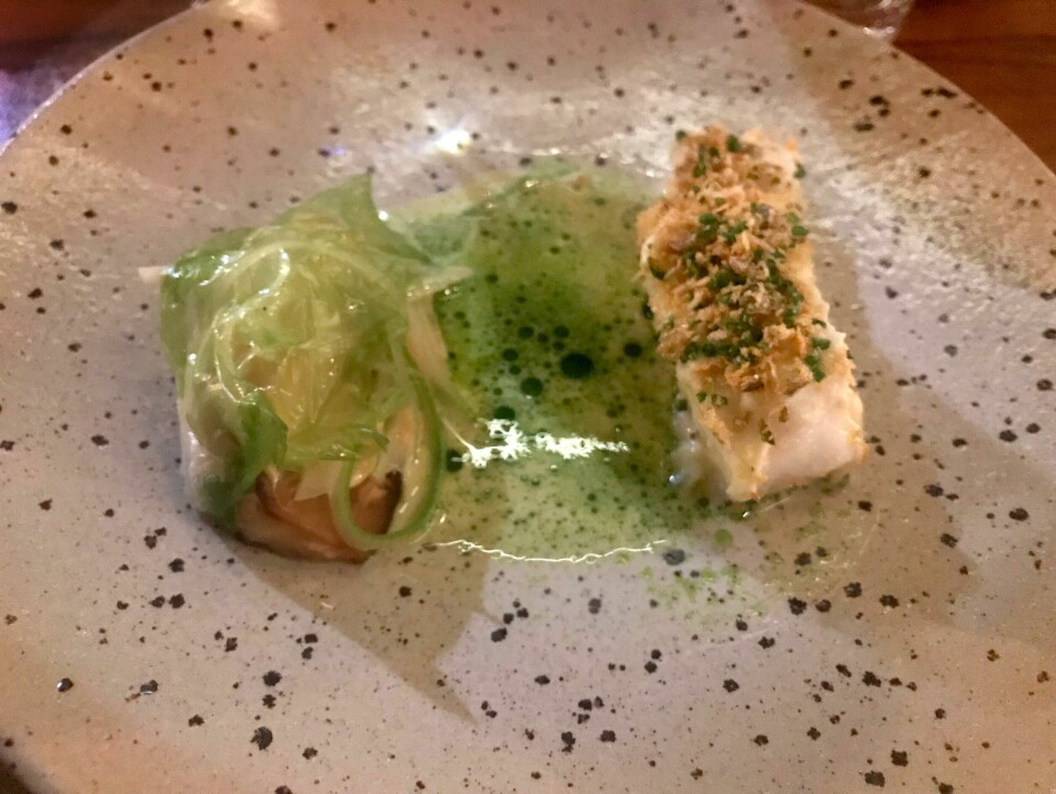 Grønt og skjønt. Torsken er perfekt tilberedt, og under kålbladet skjuler det seg en bit sellerirot. Arakataka. Restaurant, Byløvene.
Foto: Trine